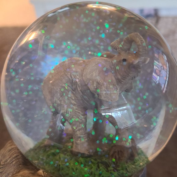Elephant snowglobe - Picture 2 of 4